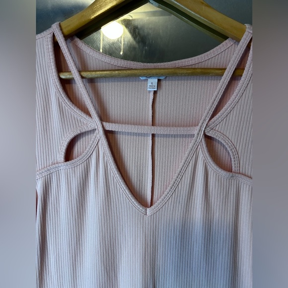 Candies Baby Pink Women’s Tee With Unique Cut-Out Front Design Size L - Picture 2 of 4